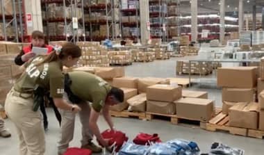 Allanan ocho bodegas de La Polar tras denuncia por venta de ropa falsificada