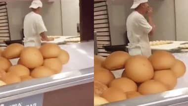 Graban a panadero lamiendo masas en un supermercado