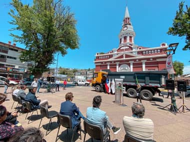 Gobierno Regional entregó camión tolva a municipio de Constitución