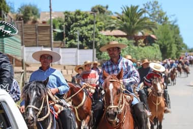 Más de 100 jinetes participaron en la cabalgata "rescatando tradiciones campesinas de Vichuquén 2022"