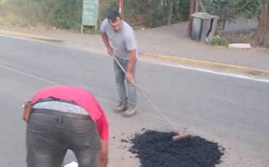 Vecinos reparan hoyos con recursos propios en la localidad de Villa Prat