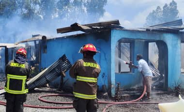 Vecino salva la vida de adulta mayor tras incendio que consumió por completo su casa en Teno