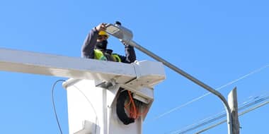 Anticipan proyectos en luminarias públicas y deportes en la comuna de Sagrada Familia