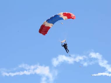 Espectáculo aéreo inicia celebraciones de aniversario en Rauco