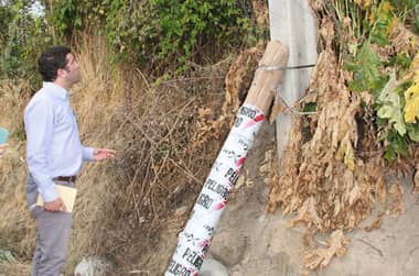 Piden pronta solución a postes de luz afirmados con troncos en callejón Ortúzar de Romeral