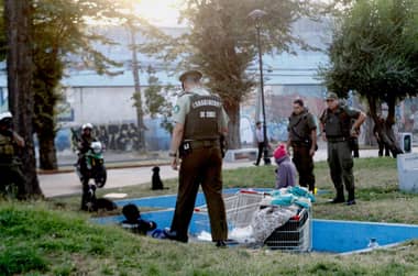 Carabineros y seguridad municipal realizan intenso operativo para recuperar espacios públicos en Curicó