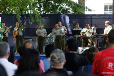 Curicanos disfrutaron presentación de la Small Band de Carabineros de Chile