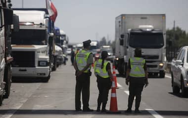 Dan de baja a ocho carabineros que recibieron dinero por escoltar a camioneros