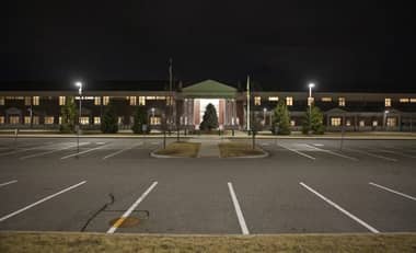 Escuela instaló luces inteligentes para ahorrar energía, pero lleva casi dos años sin poder apagarlas