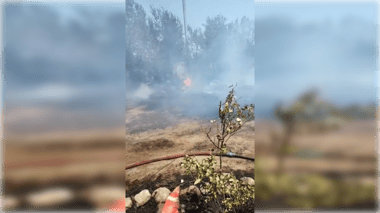 Incendio destruye dos bodegas en Avenida Bellavista de Teno