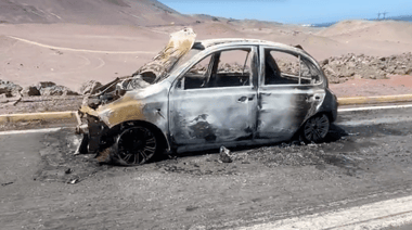 Hallan dos cuerpos calcinados en ruta costera en Iquique
