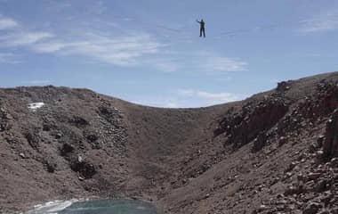 Curicano Matías Grez logró récord mundial de altura en highline