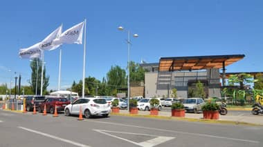 Delincuente roba camioneta en centro comercial en Curicó: Víctima sostiene que "fue a vista y paciencia de los guardias"
