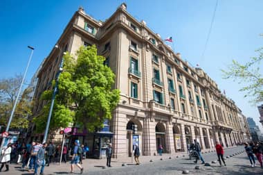 Descubren red de prostitución en el Portal Fernández Concha de Santiago