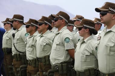 Carabineros estrenó su nuevo uniforme: polera piqué, jockey y zapatillas outdoor