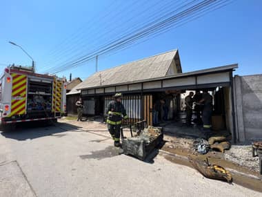 Mujer incendió muebles al interior de vivienda de la villa Don Sebastián de Molina