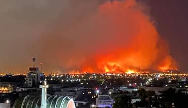 Incendio forestal descontrolado en Chillán: fuego alcanzó sectores urbanos