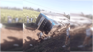 Grave volcamiento de bus en cercanías del sector Peor es Nada