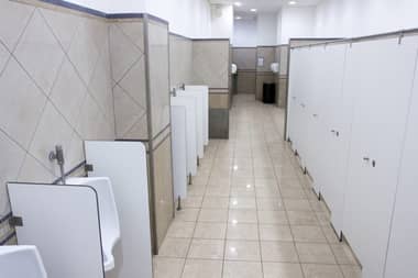 Hombre es detenido por presuntos abusos en baños de centro comercial curicano