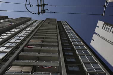 Niño de 3 años muere tras caer desde piso 14 de edificio: ventana no tenía protección