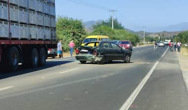 Colisión frontal involucra a tres vehículos en Los Niches
