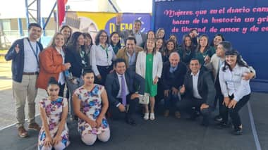 8M: Reconocen a líderes estudiantiles, apoderadas y encargadas de convivencia escolar