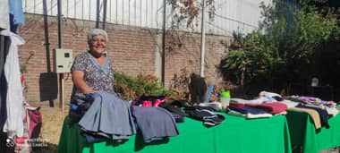Organización Elena Caffarena vende ropa todos los viernes con el fin de ayudar a las mujeres