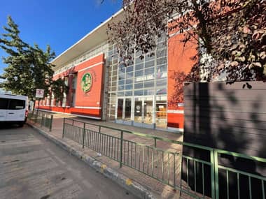 Denuncian que niños están almorzando en el suelo en Colegio Santo Tomás
