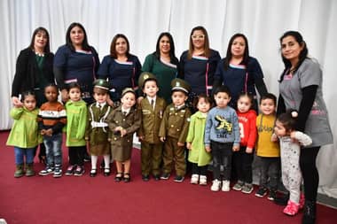 Niños también rindieron homenaje a carabineros en Sagrada Familia
