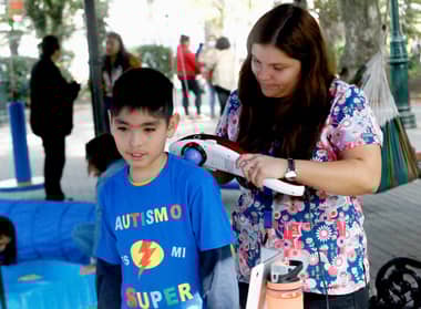 Municipio curicano implementó stand sensorial en plaza de armas
