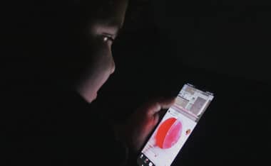 Colegio prohibió que estudiantes usen celulares: Son dejados en una caja hasta terminar la jornada