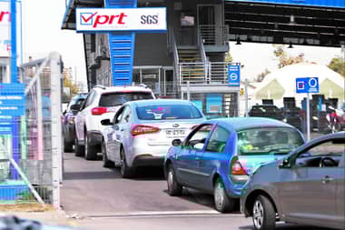 Kilométricas filas para sacar la revisión técnica se registraron este 31 de marzo