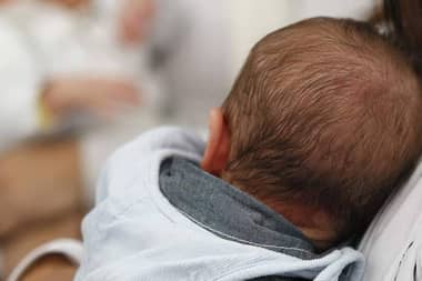 Dictan 14 años de cárcel para hombre que golpeó y dejó con daño neurológico a su hija de 2 meses