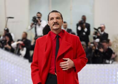 De rojo y con shorts: Pedro Pascal causó furor con jugado look para la MET Gala