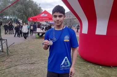 Alumno de Hualañé es vicecampeón escolar de atletismo escolar en Vitacura