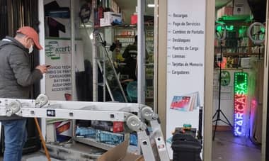 Desconocido robó más de $7 millones en artículos tecnológicos desde local en calle Yungay de Curicó