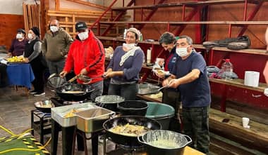 Pescadores artesanales de Duao entregan 2 mil 500 almuerzos diarios a damnificados de Licantén y Curepto