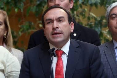 Diputado Donoso destaca aprobación de proyecto que fija uso de cargador universal en celulares y dispositivos electrónicos