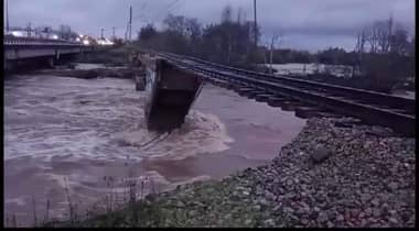 Tránsito cortado al norte en Puente Lircay por socavón y daño ferroviario