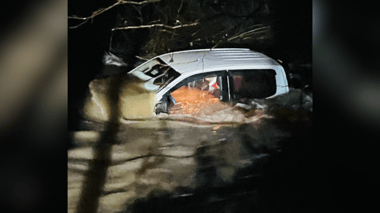 Camioneta con dos ocupantes es arrastrada por crecida de estero en Potrero Grande