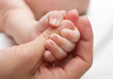 Municipio de Curicó ayudará a familia de gemelos hospitalizados en Concepción y Curicó