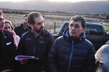 Ministro de Economía se reunió con agricultores de Villa Prat para evaluar daños por inundación