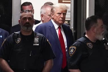 Aumentan los peligros legales para Trump mientras hace campaña hacia 2024