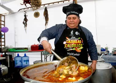 Cocinera Mirta Salazar ganó premio al Mejor Caldo en Feria de Cazuelas y Caldillos de Curicó