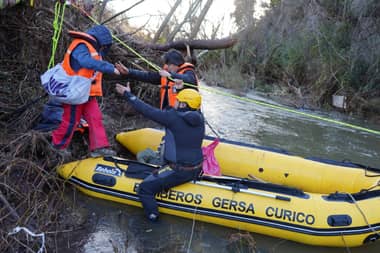 Bomberos del Grupo GERSA y municipio de Curicó asistieron a familias aisladas en Potrero Grande