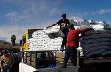 Ministerio de Agricultura entregó sacos de alimento para crianceros de animales afectados por temporal