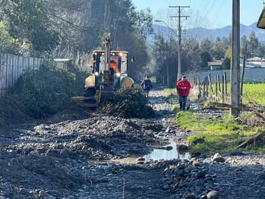 Municipio de Curicó coordinó limpieza de sumideros y habilitación de calles en sectores inundados
