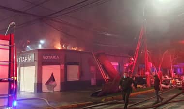 Incendio destruyó dos locales comerciales y una notaría en Teno