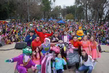 Municipio de Curicó ofreció show gratuito de Cachureos para celebrar el Día del Niño y la Niña