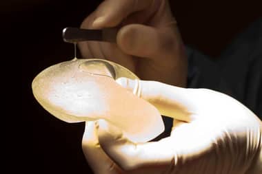 Mujer murió tras someterse a cirugía de implantes mamarios en el living de su casa en Puente Alto